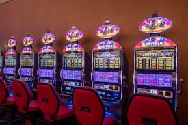 123mmk Slots ငါးပစ်ဂိမ်း ကတ်ဂိမ်း ပလက်ဖောင်း မိုဘိုင်းဖြင့် ကစားနေသောမြင်ကွင်း