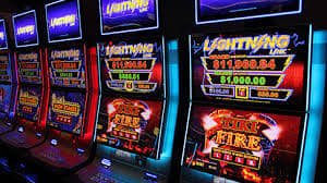 123mmk Poker Baccarat ဗျူဟာများ ကတ်ကိုင်ပြီး ဆုံးဖြတ်နေသောကစားသမားမြင်ကွင်း